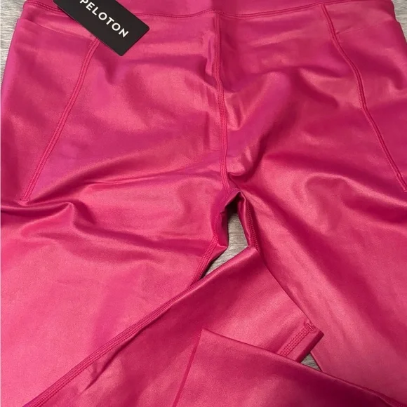 Peloton Women's Cadent Pocket Legging (CIRE) - Picture 2 of 3